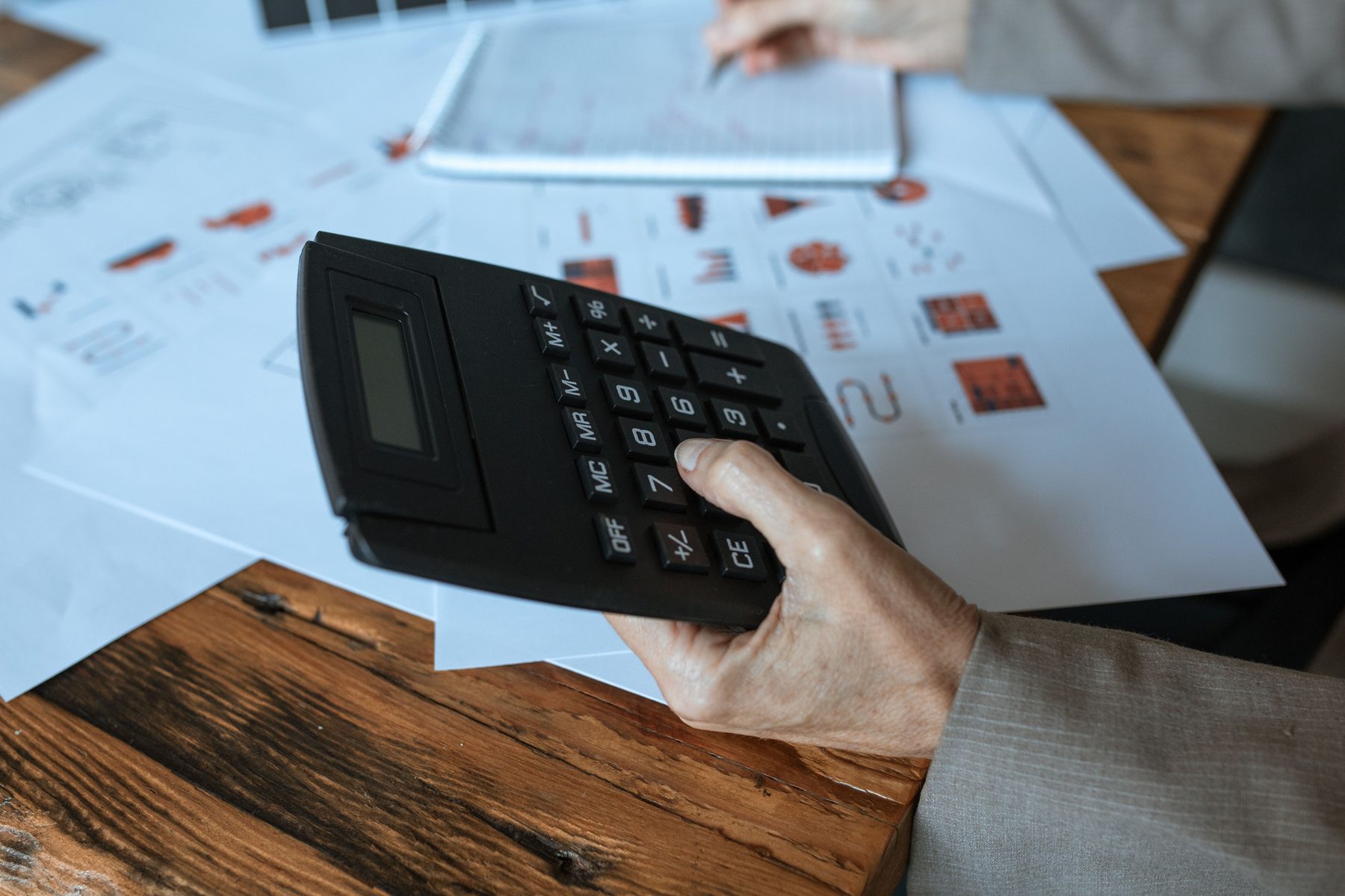 Documentos financeiros e calculadora sobre caixa e margem