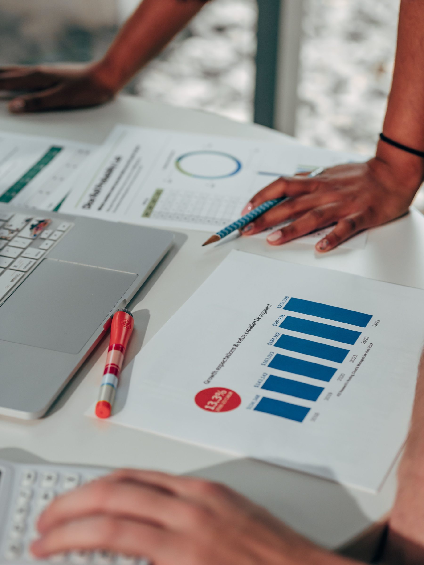 Equipe analisando indicadores empresariais