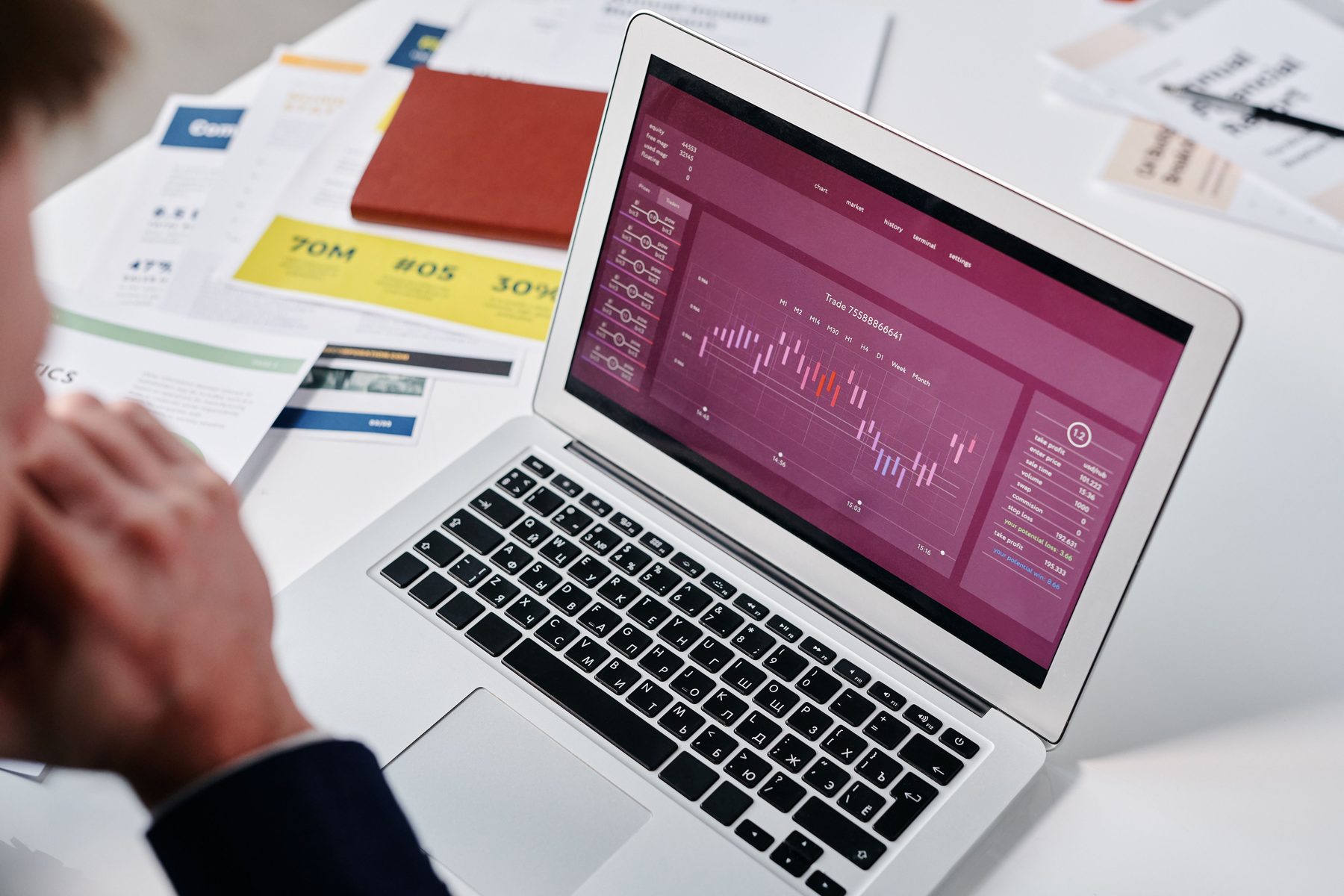 Pessoa analisando gráficos para compreender valor de uma empresa